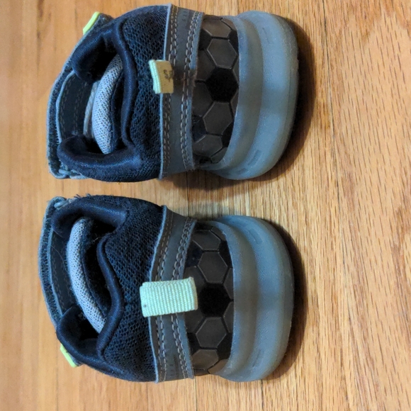 Little boys size 10 shoes - Picture 3 of 6